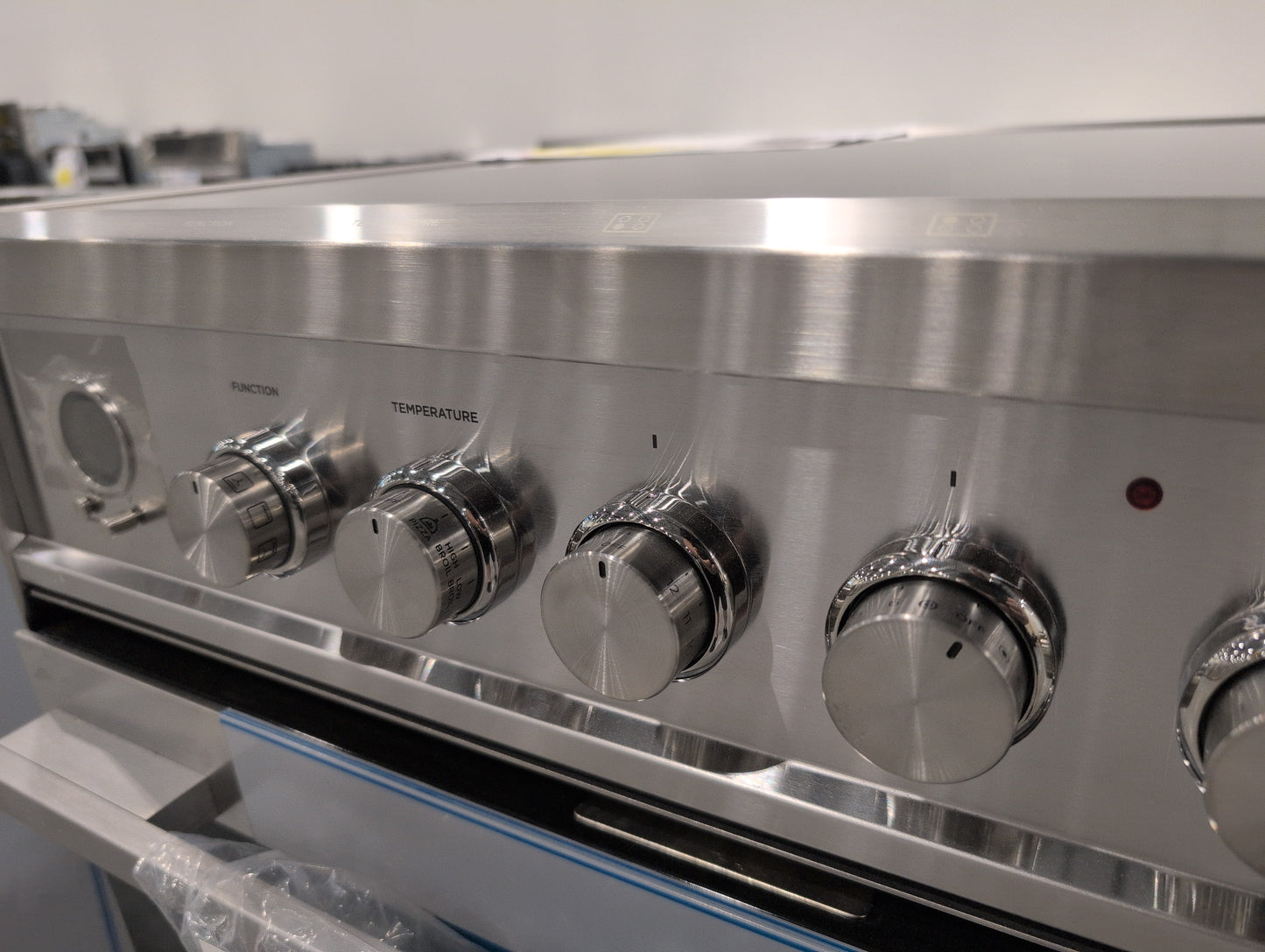FISHER & PAYKEL OR30SDE6X1 30" Series 7 Element Slide-In Electric Range Ceramic Radiant