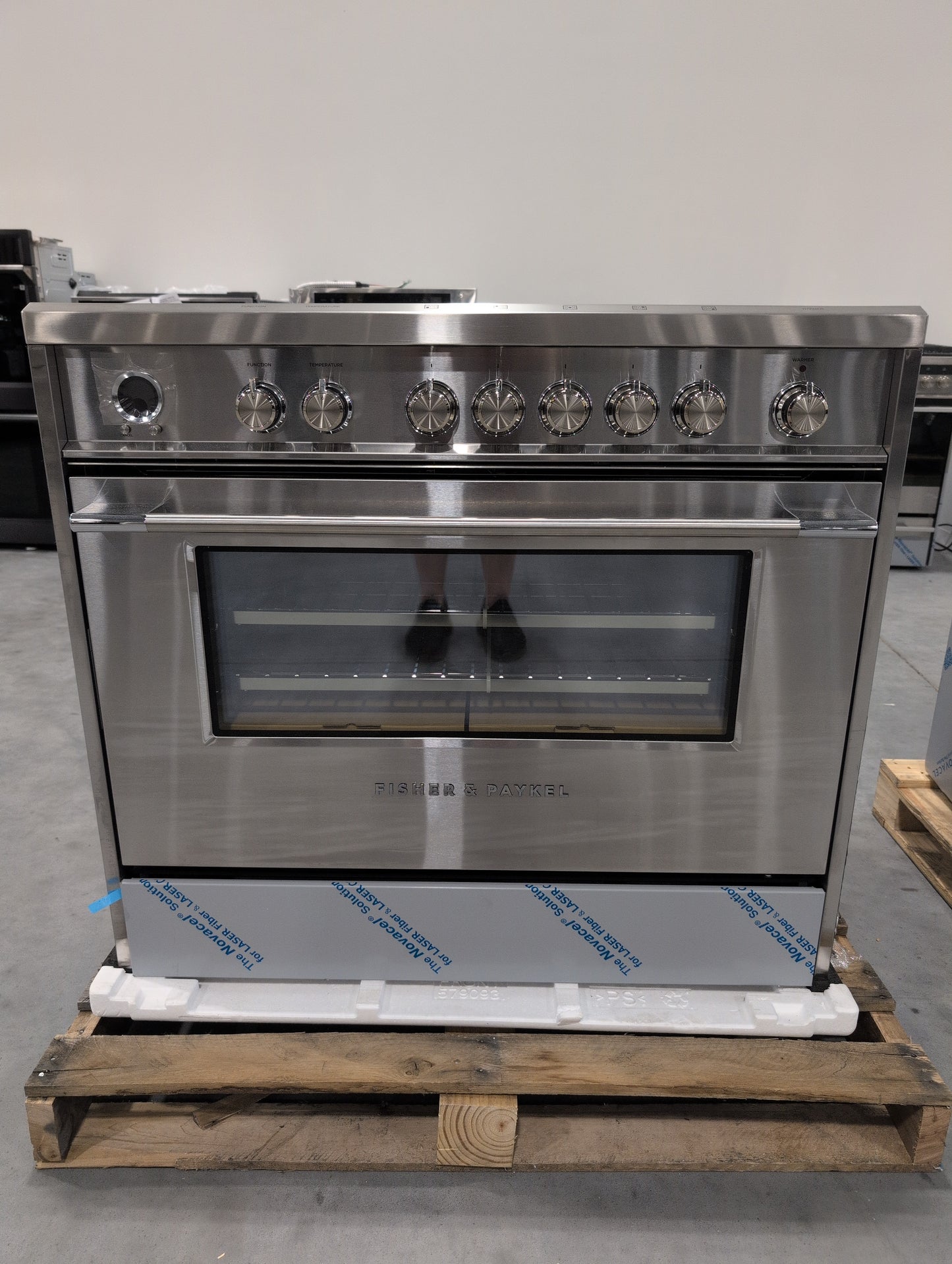 FISHER & PAYKEL OR36SCI6X1 36" Series 9 Classic 5-Zone Slide-In Induction Self-Cleaning Range; 2 SmartZones