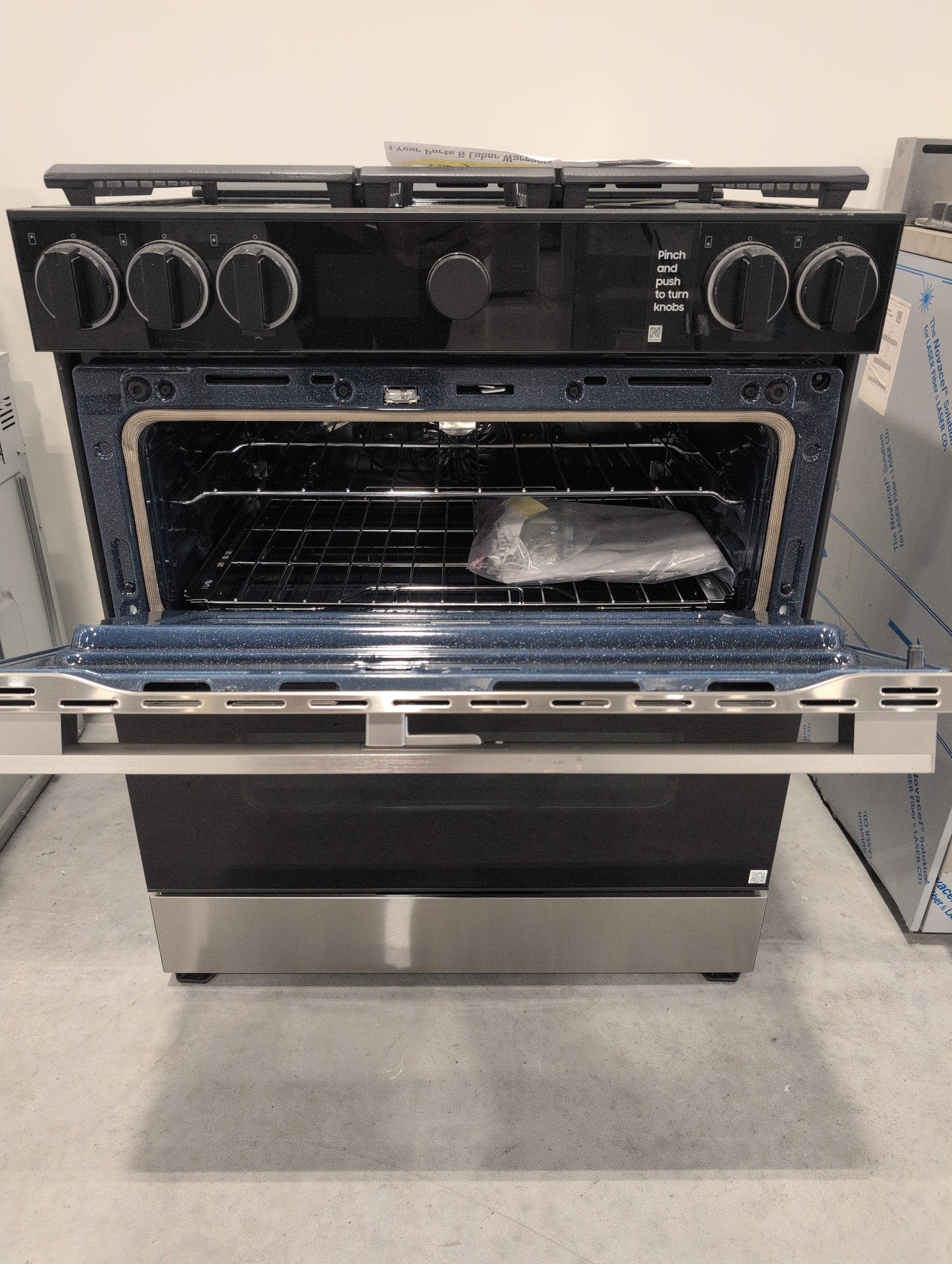 Samsung NSG6DG8550SRAA Bespoke Smart Slide-In Gas Range 6.0 cu. ft. with Flex Duo™ & Illuminated Precision Knobs in Stainless Steel