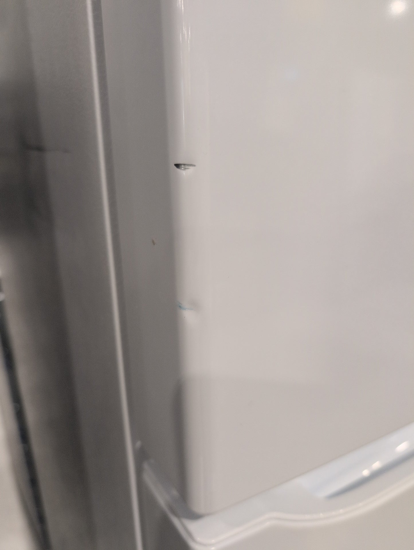 LG  LTCS20020W 30 Inch Top Freezer Refrigerator with 20.2 Cu. Ft. Total Capacity, Adjustable Glass Shelves, Humidity-Controlled Crispers, Digital Temperature Controls, LED Lights, Reversible Door, and ENERGY STAR Qualified: Smooth White