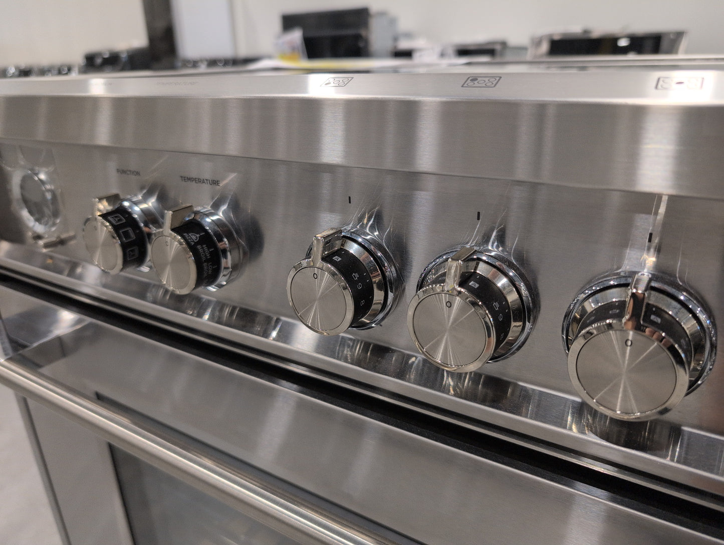 FISHER & PAYKEL OR36SCI6X1 36" Series 9 Classic 5-Zone Slide-In Induction Self-Cleaning Range; 2 SmartZones